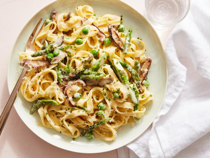 SIMPLE CAULIFLOWER ALFREDO WITH PEAS AND ASPARAGUS
